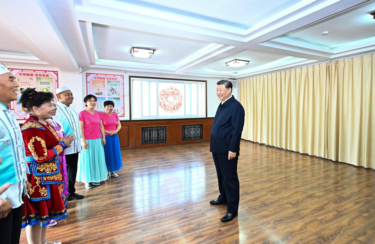 6月19日下午，習(xí)近平總書記在銀川市金鳳區(qū)長城花園社區(qū)活動室考察時，同社區(qū)居民親切交流。