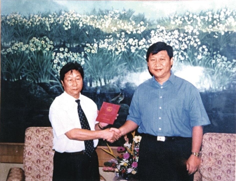 2000年7月，習(xí)近平為福建農(nóng)林大學(xué)教授林占熺頒發(fā)福建省政府“一等功”榮譽證書。圖源：《習(xí)近平在福建》（下）