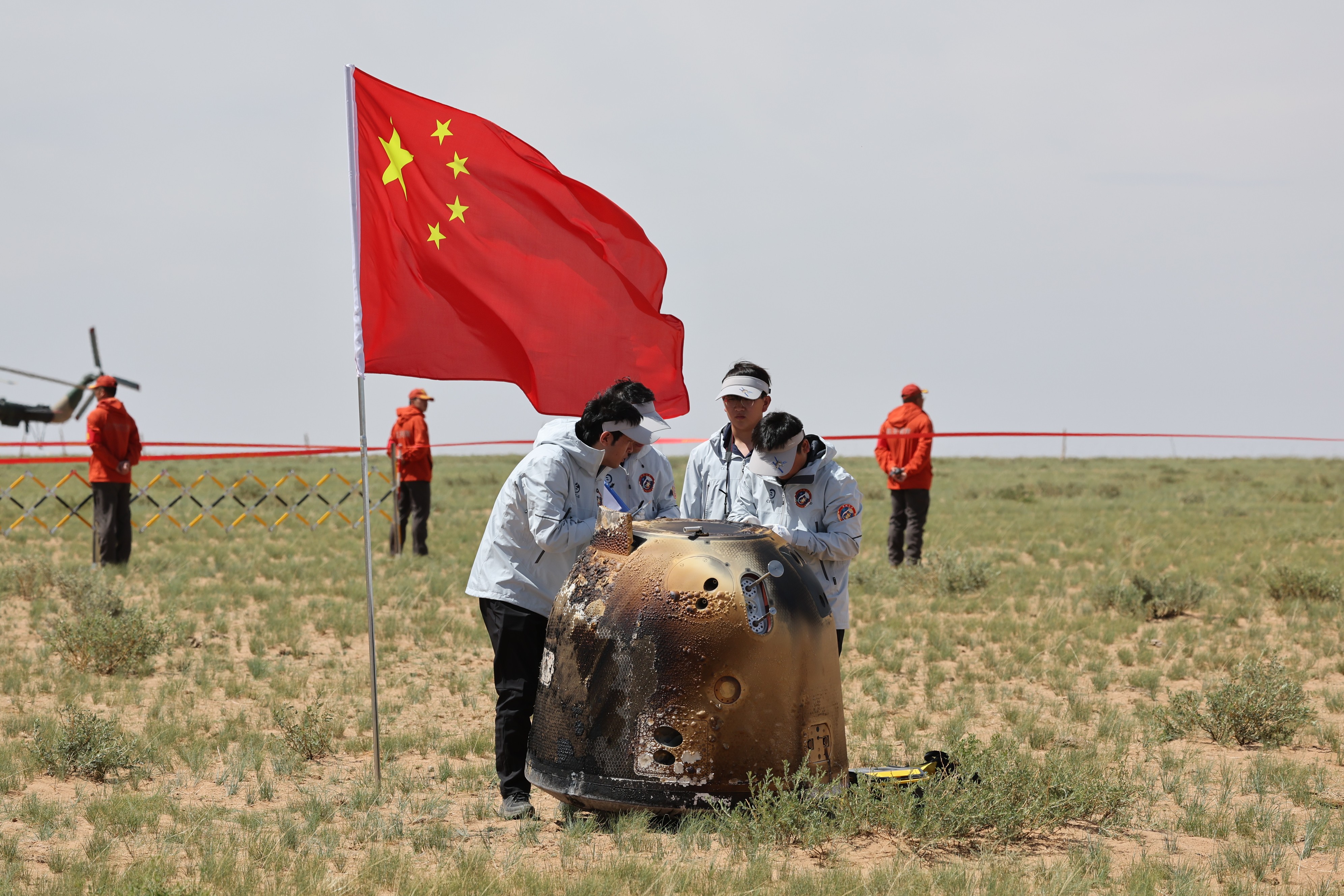 6月25日拍攝的嫦娥六號(hào)返回器回收現(xiàn)場(chǎng)。