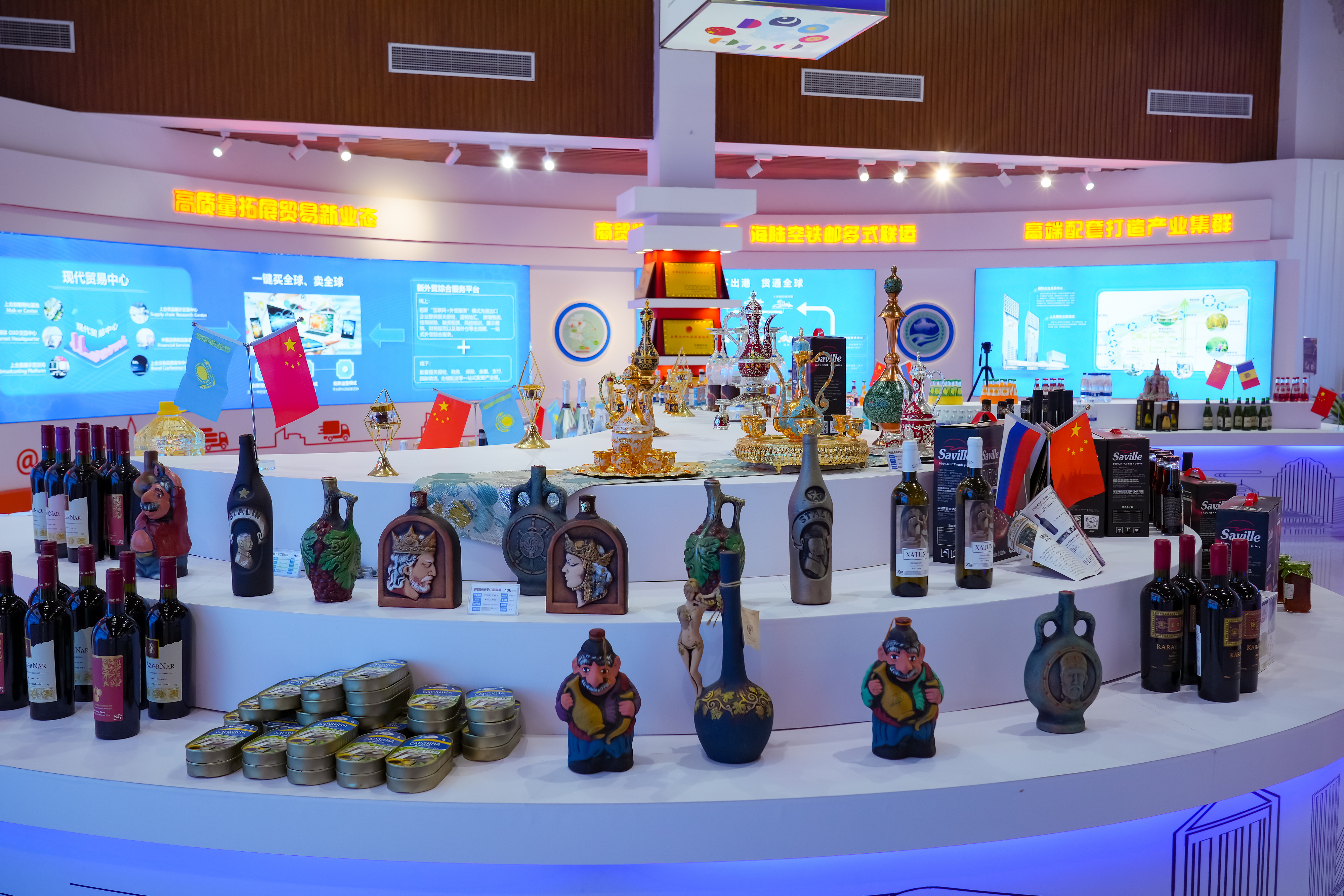 2022年10月19日，青島，上合示范區(qū)展出的上合國家特色商品。