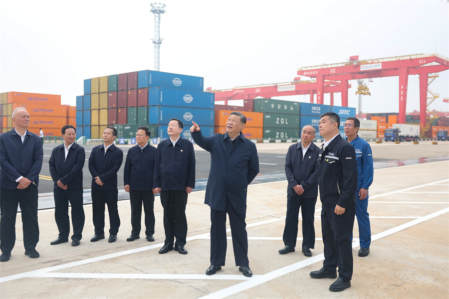 2024年5月22日至24日，中共中央總書記、國家主席、中央軍委主席習(xí)近平在山東考察。這是22日下午，習(xí)近平在日照港察看全自動化集裝箱碼頭作業(yè)場景。新華社記者 鞠鵬 攝