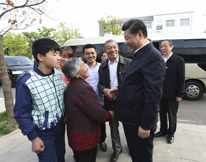 2016年4月25日，習(xí)近平在安徽省滁州市鳳陽(yáng)縣小崗村看望當(dāng)年大包干帶頭人嚴(yán)金昌（右三）一家。