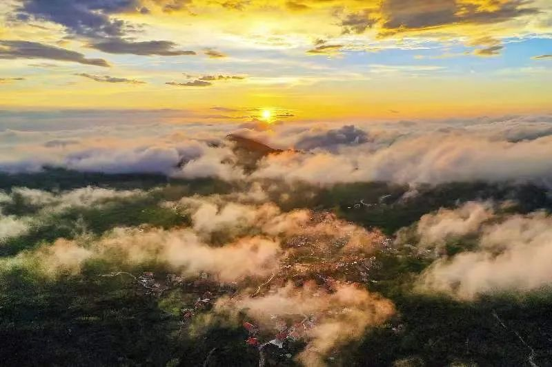 圖為云霧繚繞的軍營(yíng)村，群山盡翠，紅瓦掩映。廈門市委宣傳部供圖