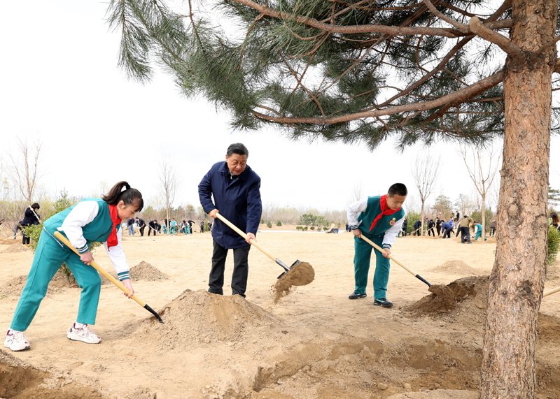 2022年3月，習(xí)近平總書記來到北京市大興區(qū)黃村鎮(zhèn)參加首都義務(wù)植樹活動，同大家一起植樹。新華社記者 黃敬文 攝