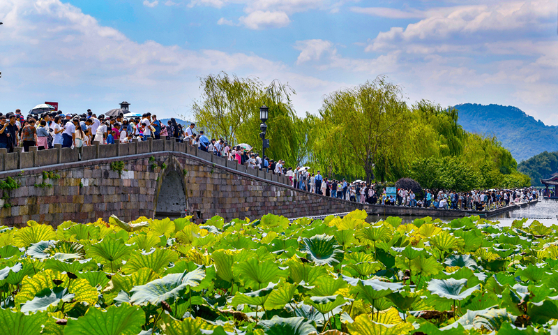 2024年10月4日，杭州西湖景區(qū)迎來國慶假期旅游高峰。