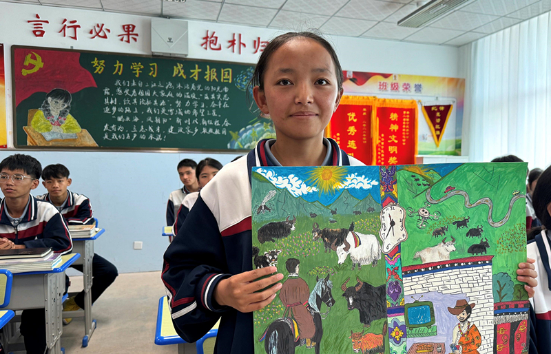 果洛西寧民族中學(xué)學(xué)生尼東拉毛在主題思政課上展示表現(xiàn)現(xiàn)代化家鄉(xiāng)的作品。