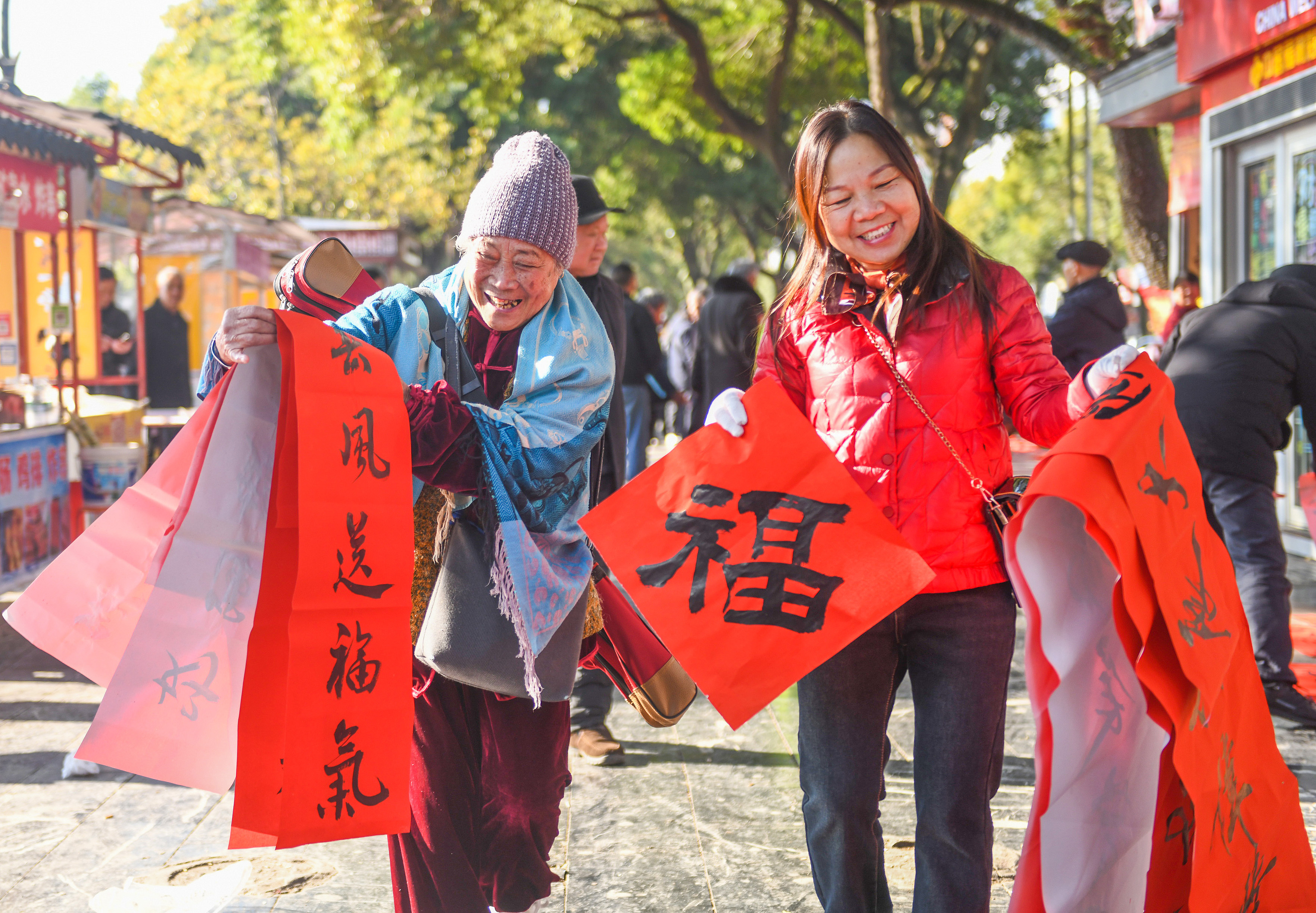 2025年1月13日，在湖南省永州市道縣西洲公園義工崗?fù)?，市民們領(lǐng)到了書法志愿者為大家書寫的春聯(lián)。