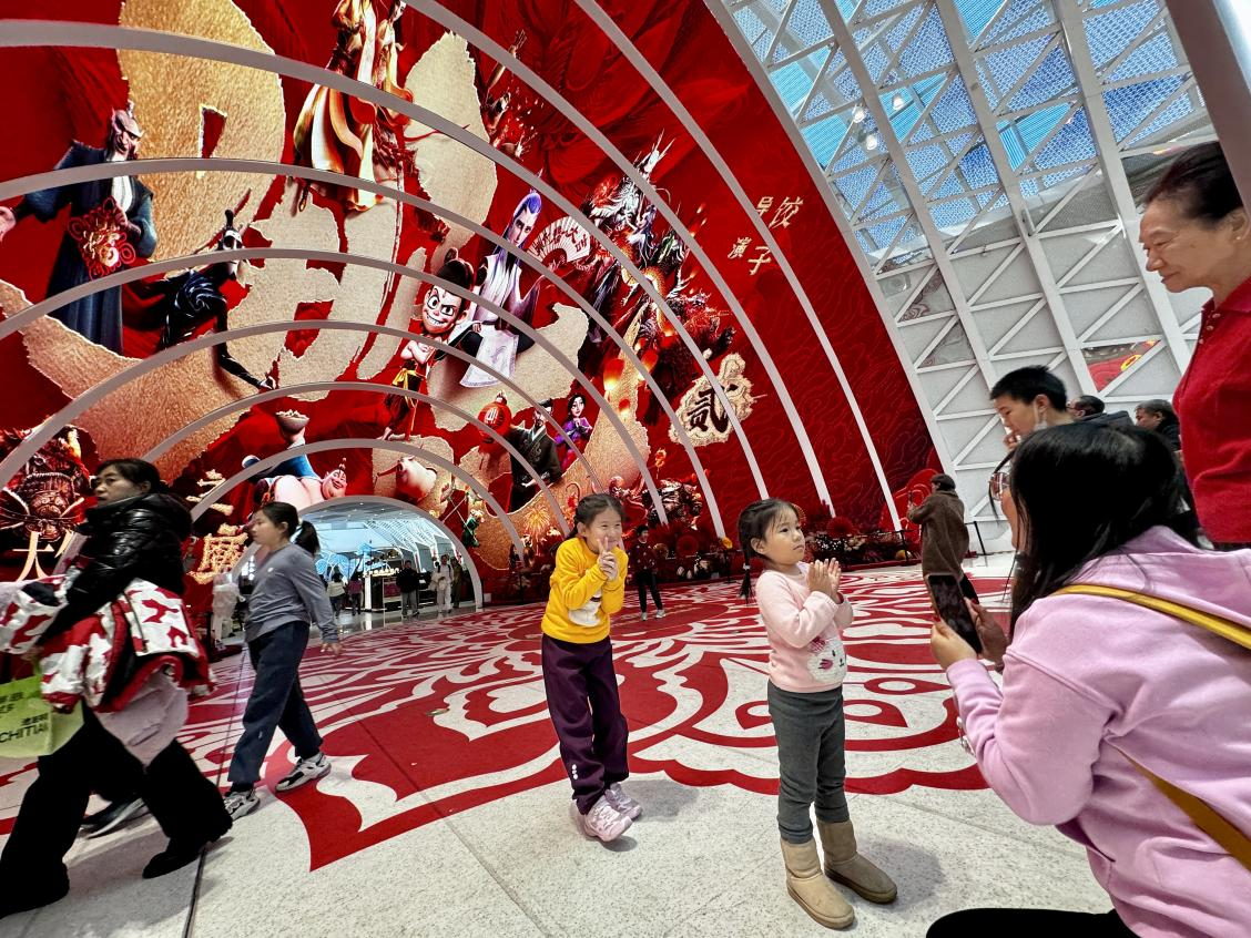 乙巳蛇年春節(jié)期間，影迷在《哪吒之魔童鬧海》巨幅海報(bào)前拍照打卡。