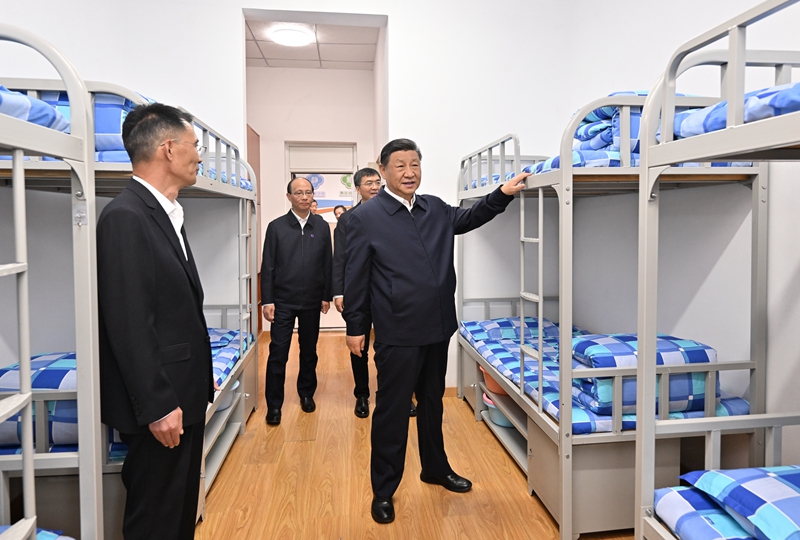 2024年6月18日下午，習(xí)近平總書(shū)記在青海果洛西寧民族中學(xué)宿舍樓察看學(xué)生住宿條件。