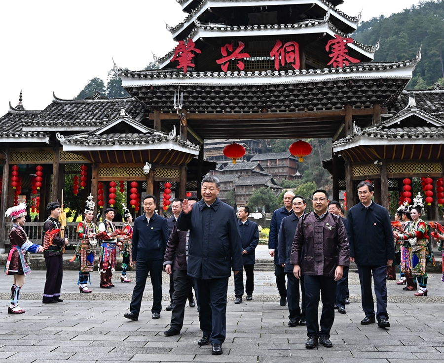 2025年3月17日下午，習(xí)近平在黔東南州黎平縣肇興侗寨考察時，在寨門口向身著民族盛裝歡迎的村民揮手致意。新華社記者 燕雁 攝
