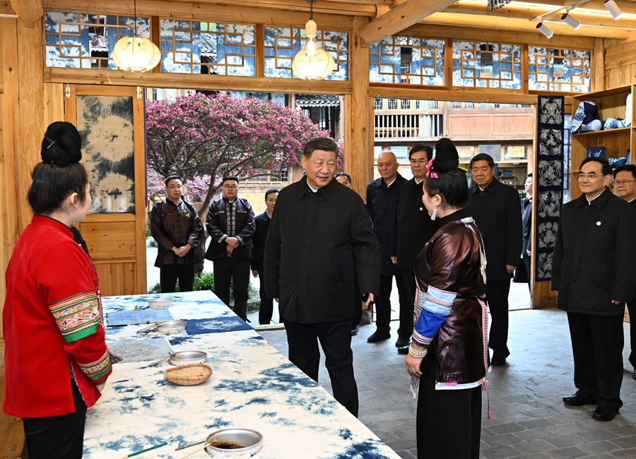 2025年3月17日下午，習(xí)近平在黔東南州黎平縣肇興侗寨侗鄉(xiāng)特色產(chǎn)業(yè)基地考察。新華社記者 謝環(huán)馳 攝