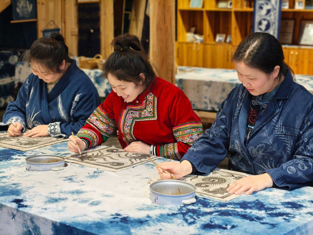 2025年3月14日，村民在肇興侗寨內(nèi)制作蠟染。圖片來源：新華社