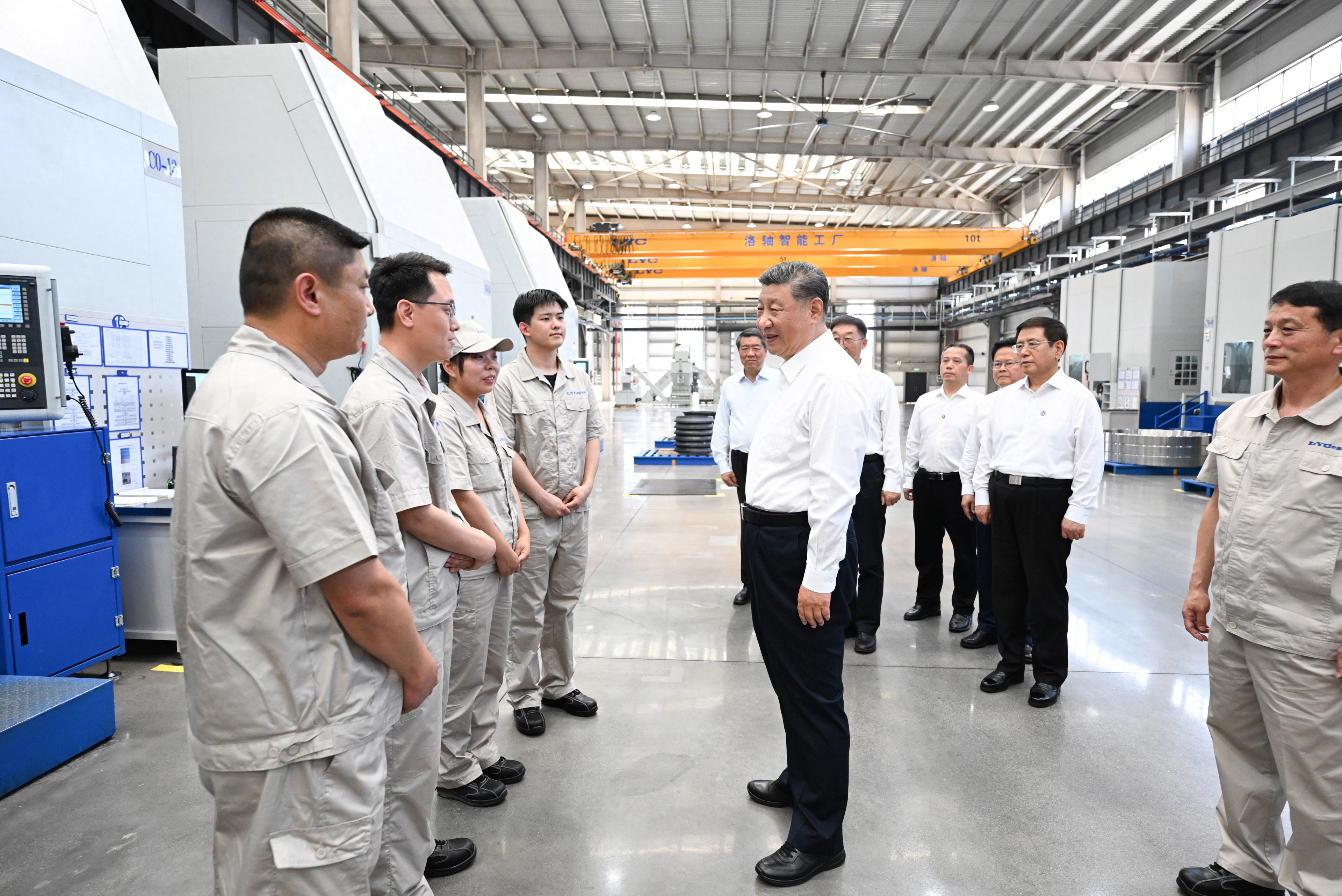 5月19日至20日，中共中央總書記、國家主席、中央軍委主席習(xí)近平在河南考察。這是19日下午，習(xí)近平在洛陽軸承集團(tuán)股份有限公司智能工廠考察時，同企業(yè)職工親切交流。新華社記者 燕雁 攝