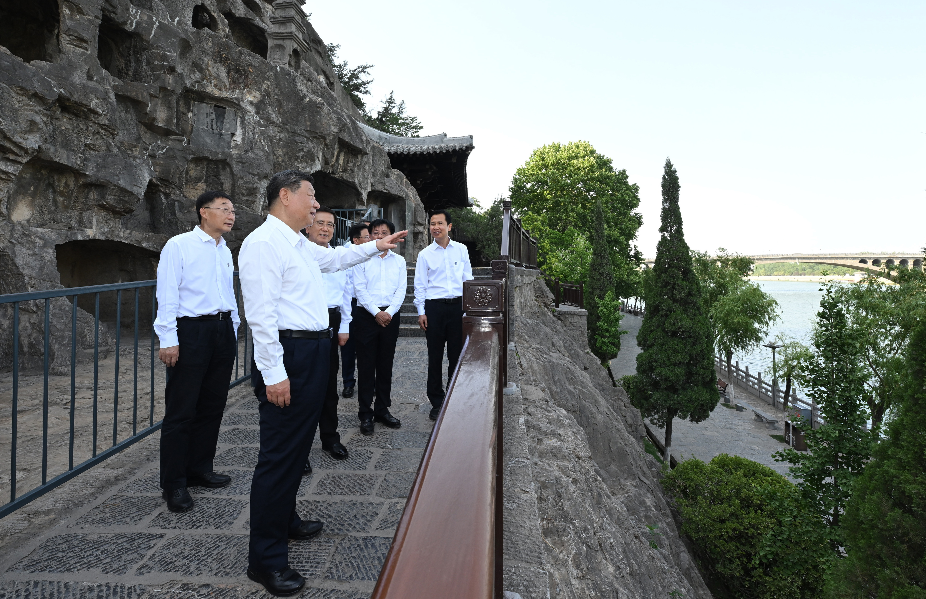5月19日至20日，中共中央總書記、國家主席、中央軍委主席習(xí)近平在河南考察。這是19日下午，習(xí)近平在洛陽龍門石窟考察。新華社記者 謝環(huán)馳 攝