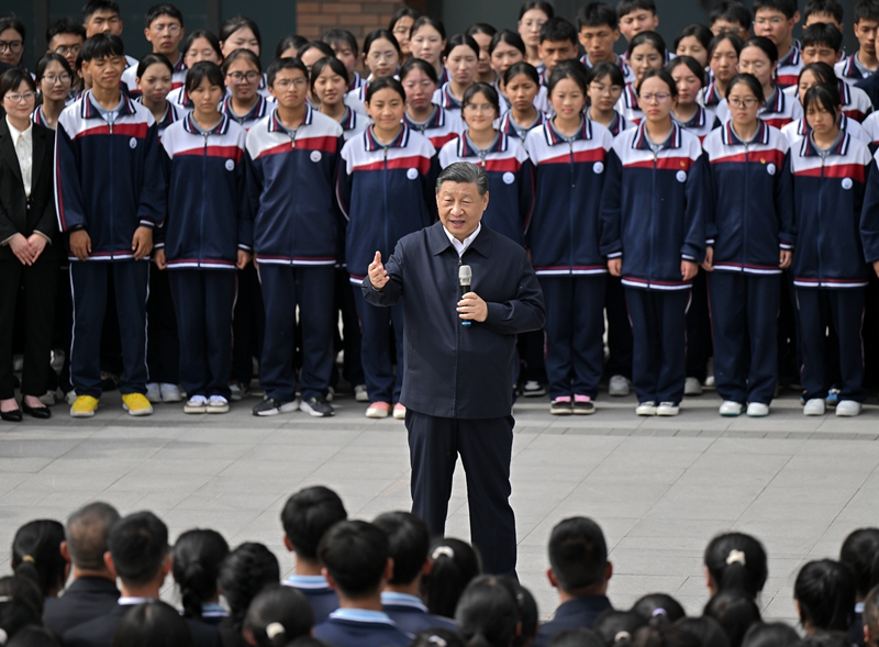 2024年6月18日，習近平總書記在青海果洛西寧民族中學考察時，同師生們親切交流。