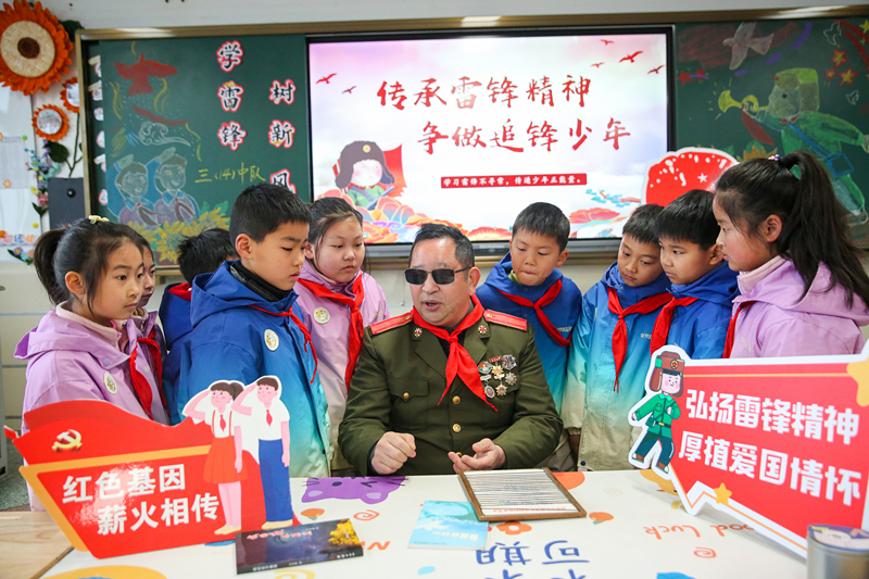 2025年3月3日，江蘇南通如皋市安定小學里，傷殘軍人許波銀在思政小課堂上向?qū)W生講述雷鋒故事。