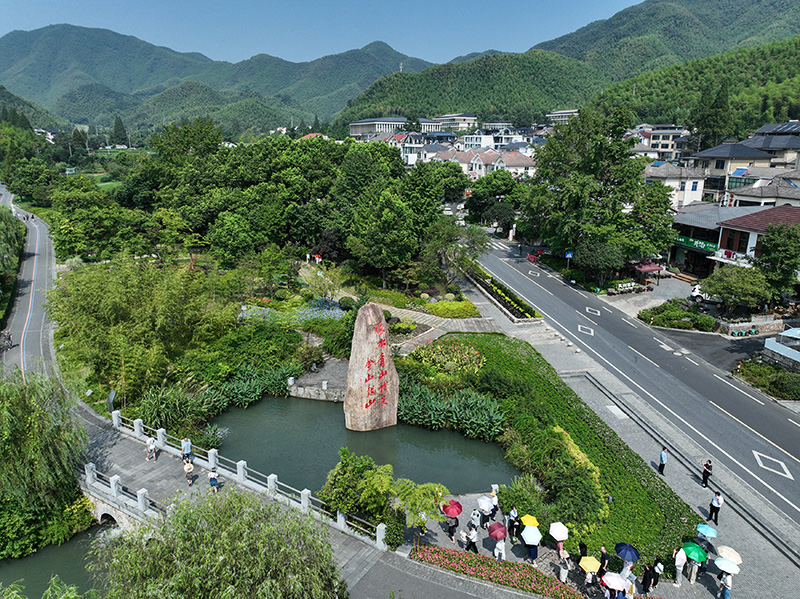 2023年8月11日，游客在浙江安吉余村參觀。