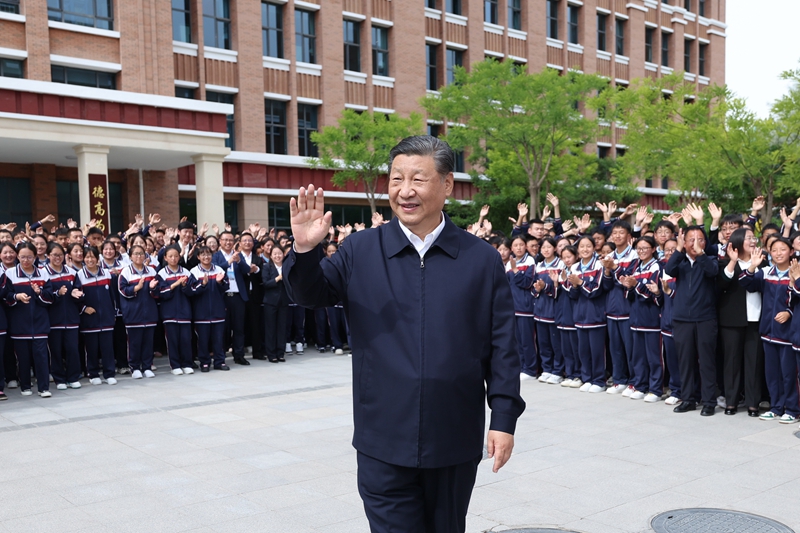 2024年6月18日，習(xí)近平總書記在青海果洛西寧民族中學(xué)考察時(shí)，向師生們揮手致意。