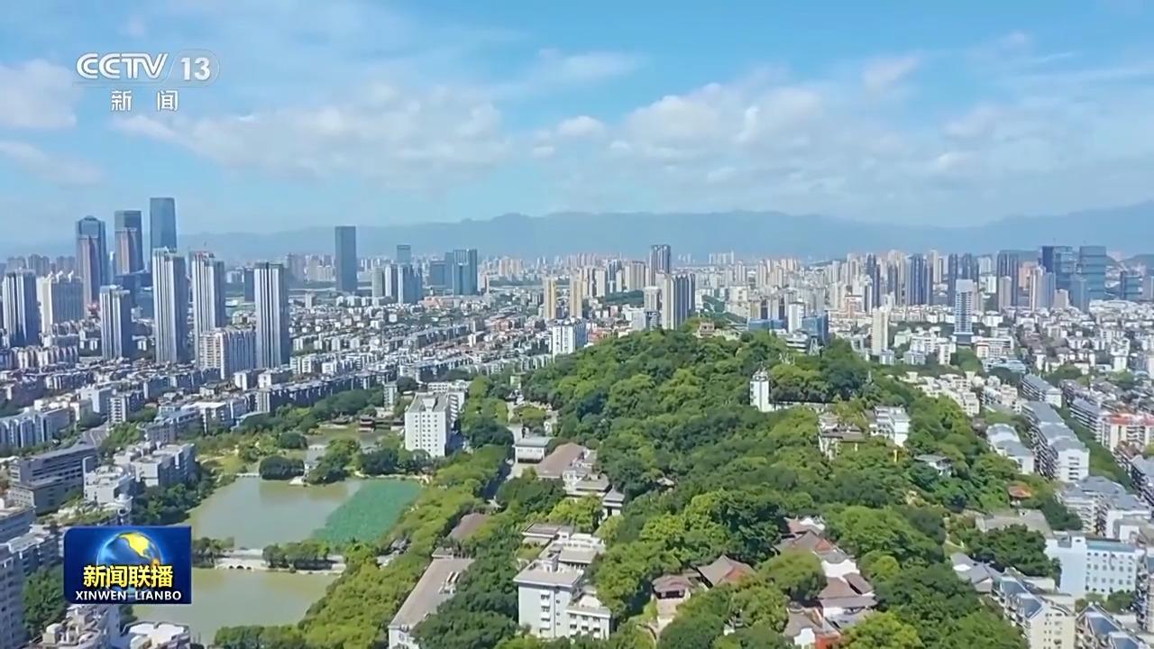 2024年9月16日，游客在河北省石家莊市正定古城游玩。