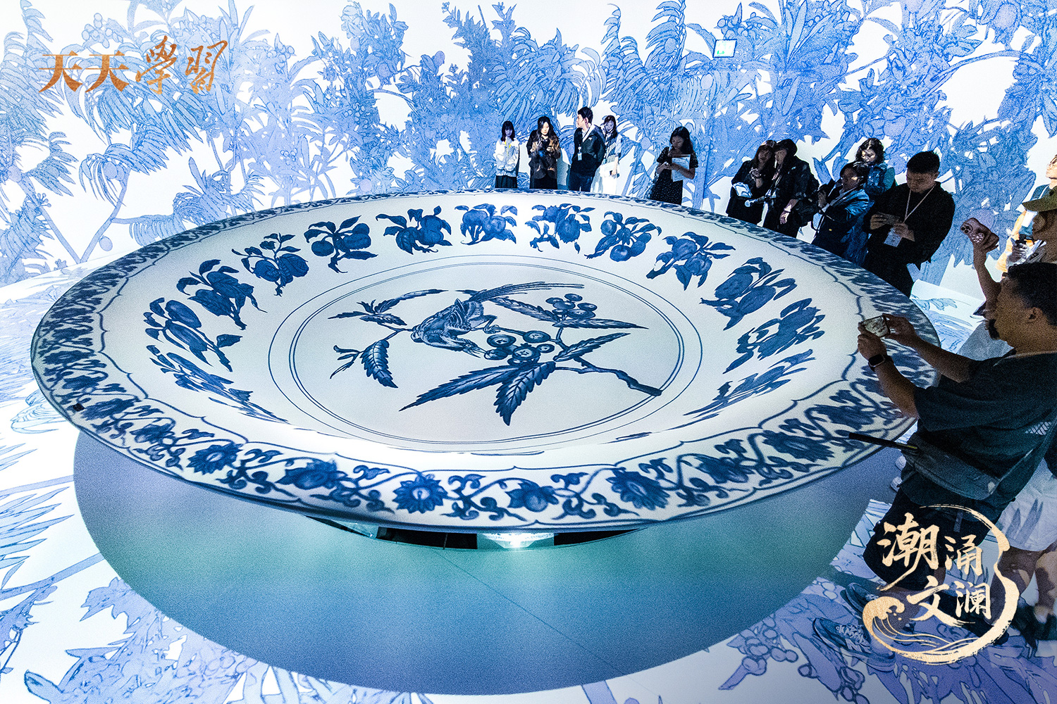 2025年5月13日，“‘紋’以載道——故宮博物院沉浸式數(shù)字體驗展”亮相香港故宮文化博物館。