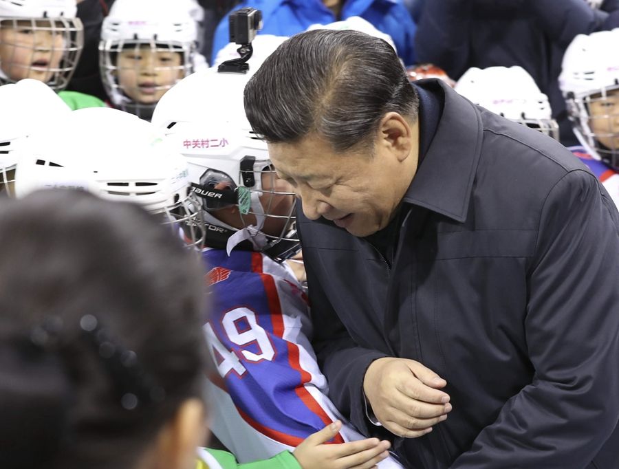 2017年2月24日，習(xí)近平總書記在北京五棵松體育中心考察時同青少年冰球愛好者“撞肩”，表示相互問候。