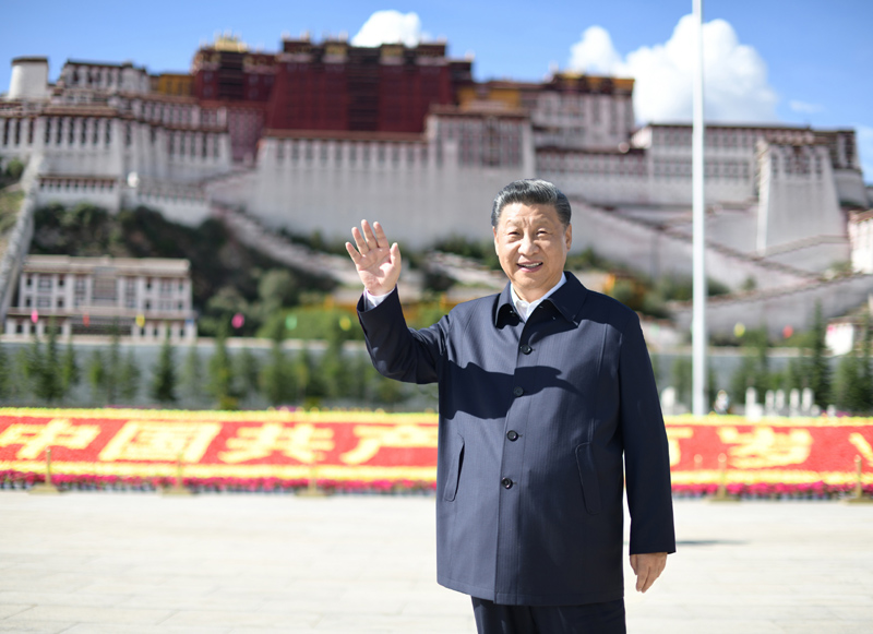 2021年7月22日，習(xí)近平在布達(dá)拉宮廣場(chǎng)考察時(shí)，向游客和當(dāng)?shù)厝罕姄]手致意。