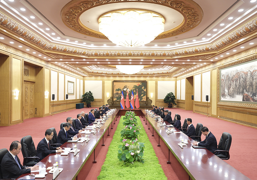 9月4日晚，中共中央總書記、國(guó)家主席習(xí)近平在北京人民大會(huì)堂同來(lái)華出席紀(jì)念中國(guó)人民抗日戰(zhàn)爭(zhēng)暨世界反法西斯戰(zhàn)爭(zhēng)勝利80周年活動(dòng)的朝鮮勞動(dòng)黨總書記、國(guó)務(wù)委員長(zhǎng)金正恩舉行會(huì)談。