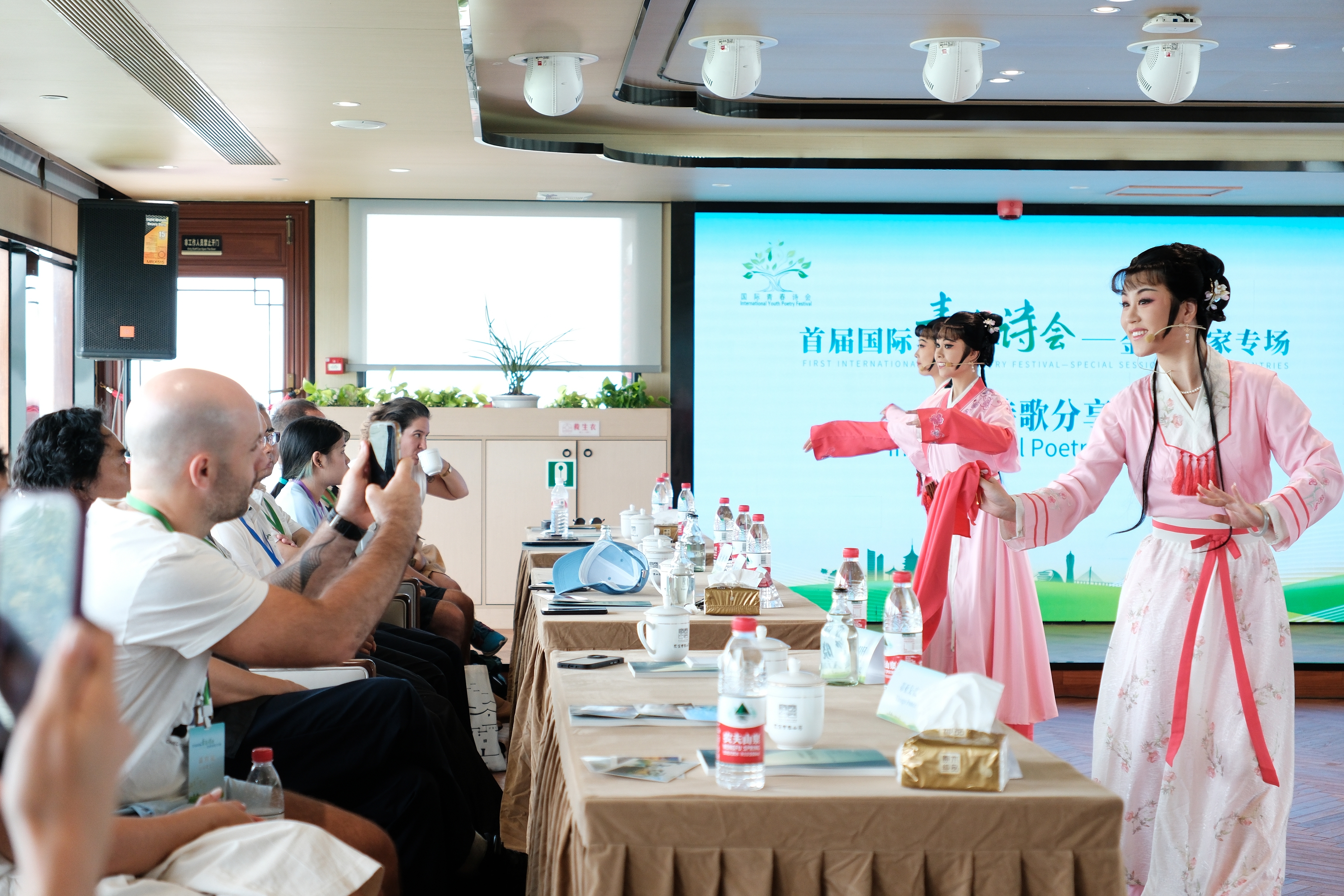 2024年7月21日，浙江杭州，金磚國家外國友人欣賞越劇《富陽新曲》。