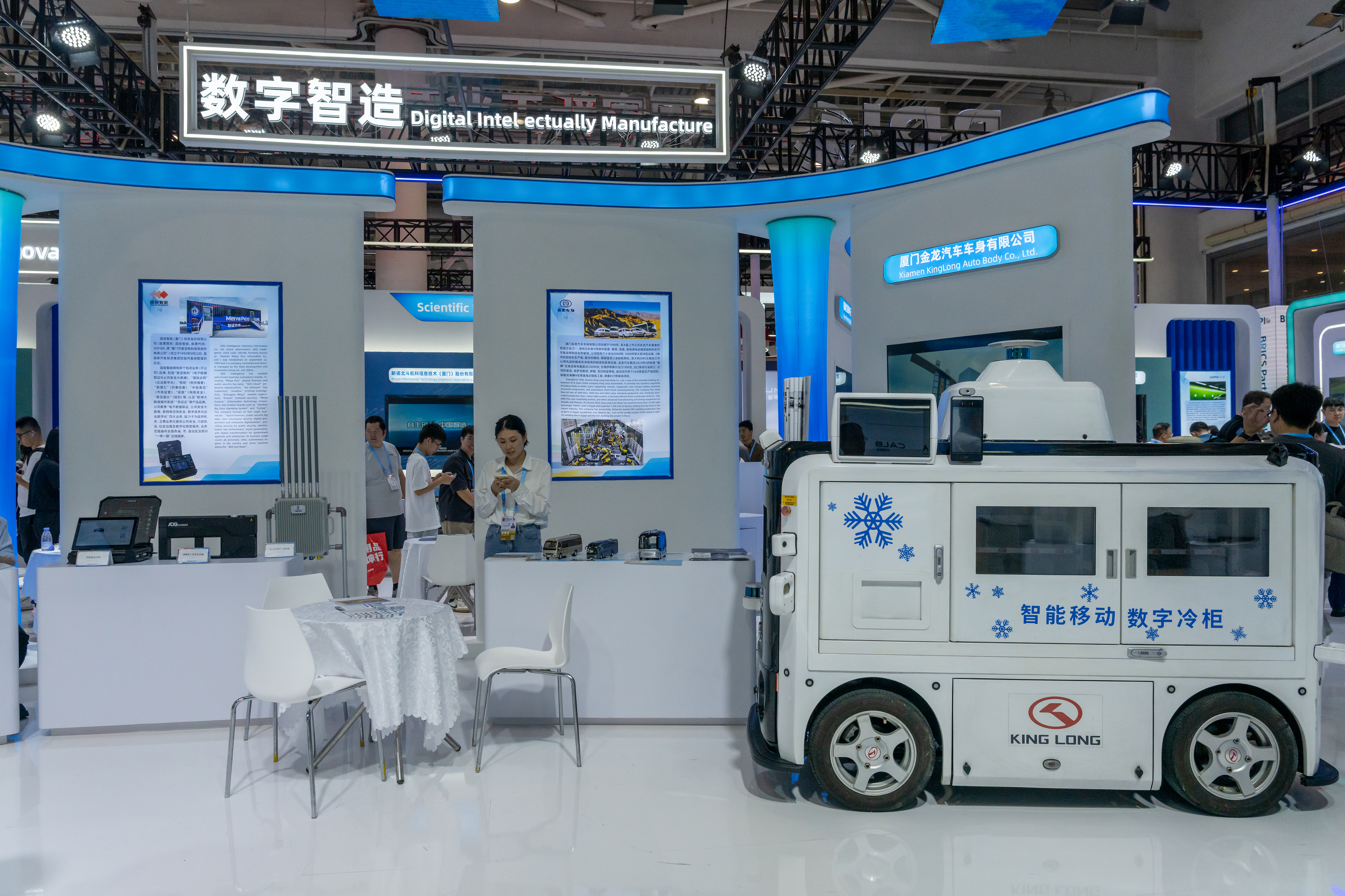 2024年9月9日，福建廈門，觀眾在金磚國家新工業(yè)革命伙伴關系創(chuàng)新基地展位參觀、洽談。