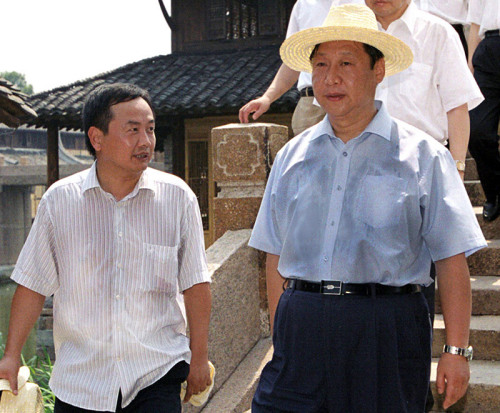 2005年8月3日，習近平在浙江嘉興桐鄉(xiāng)市烏鎮(zhèn)調研古鎮(zhèn)保護工作。資料圖片