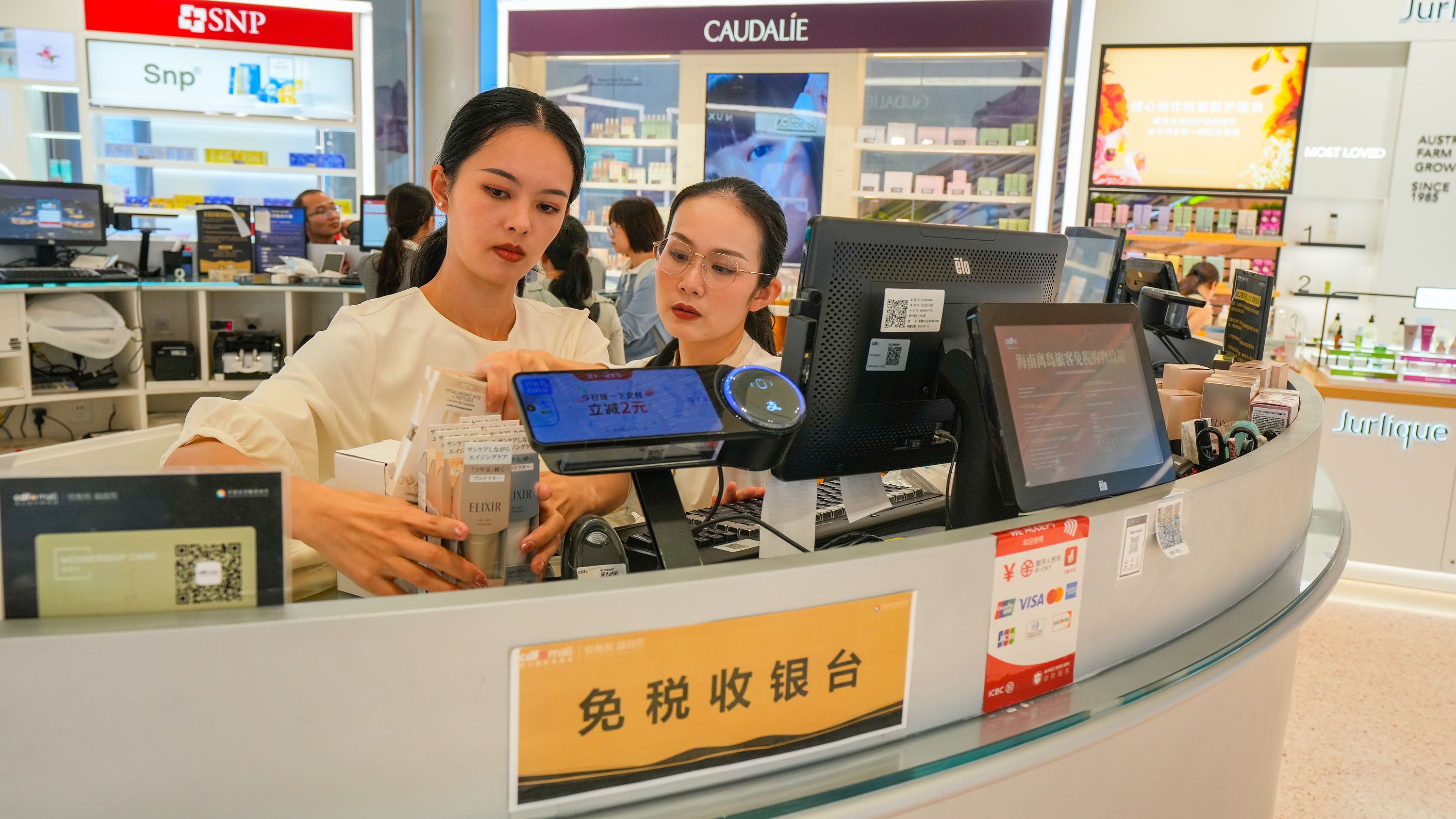 2025年11月1日，海口，cdf?？趪?guó)際免稅城內(nèi)人頭攢動(dòng)，眾多旅客在選購(gòu)免稅商品。