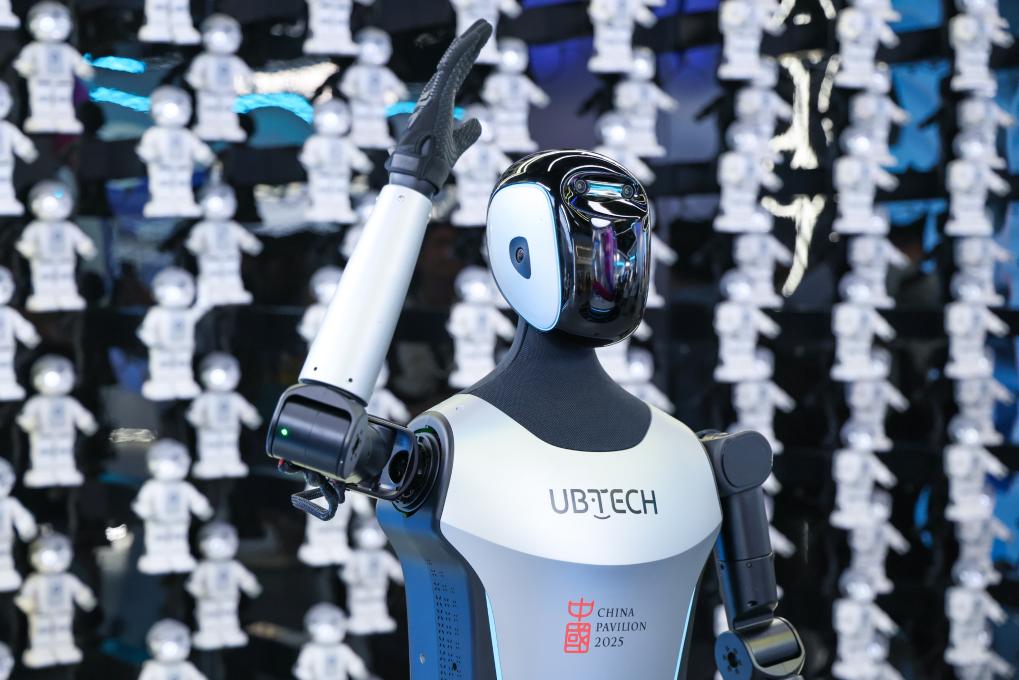 △ 2025年4月23日，在深圳優(yōu)必選科技展廳內(nèi)，商用版人形機器人Walker C向觀眾揮手致意。