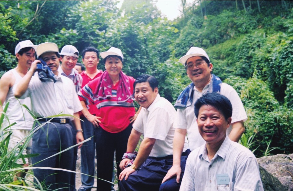 1999年6月，習(xí)近平在福州森林公園參加紀(jì)念毛主席“發(fā)展體育運(yùn)動(dòng)，增強(qiáng)人民體質(zhì)”題詞47周年登山健身活動(dòng)。（圖片來(lái)源：《習(xí)近平在福建（下冊(cè)）》