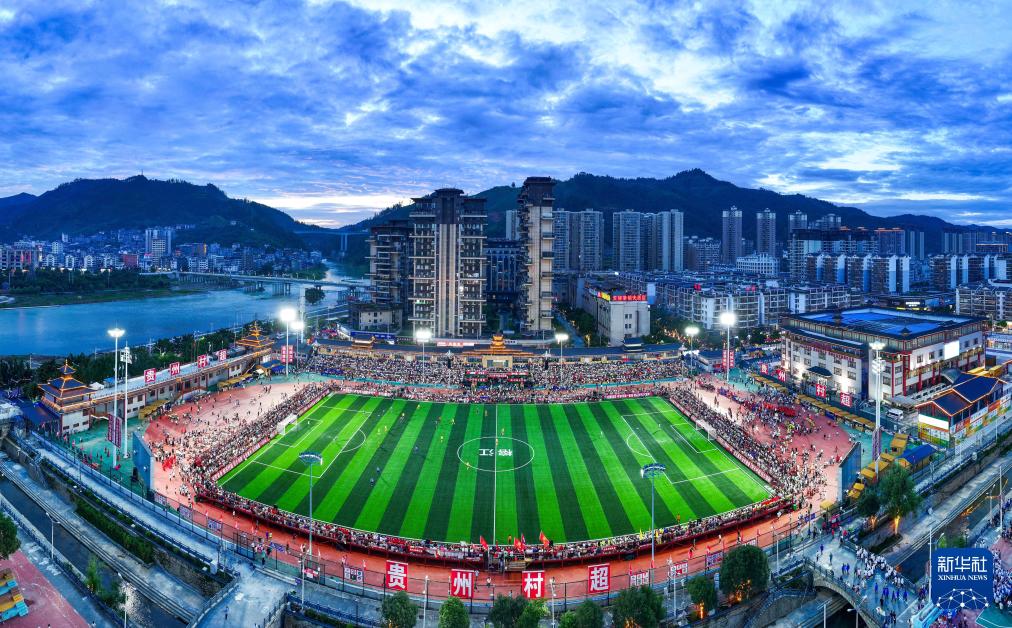 這是2025年8月23日拍攝的首屆“村超”全國(guó)賽總決賽現(xiàn)場(chǎng)。新華社記者楊文斌攝