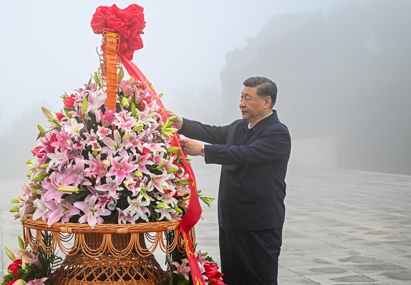 2025年7月7日，習(xí)近平總書記在位于山西省陽泉市獅腦山的百團(tuán)大戰(zhàn)紀(jì)念碑廣場，向八路軍烈士敬獻(xiàn)花籃。