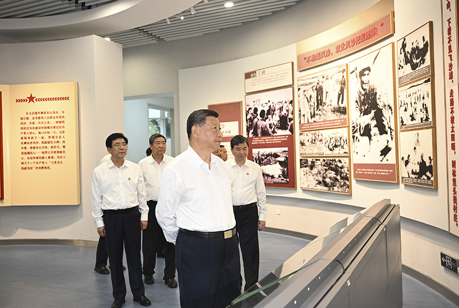 2024年10月15日至16日，中共中央總書記、國家主席、中央軍委主席習(xí)近平在福建考察。這是15日下午，習(xí)近平在漳州市東山縣谷文昌紀(jì)念館考察。新華社記者謝環(huán)馳攝