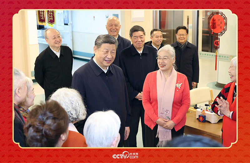 2026年2月10日，習近平總書記在北京西城區(qū)“吾老·新街”養(yǎng)老服務(wù)街區(qū)銀齡老年公寓考察時，同老人們親切交流。