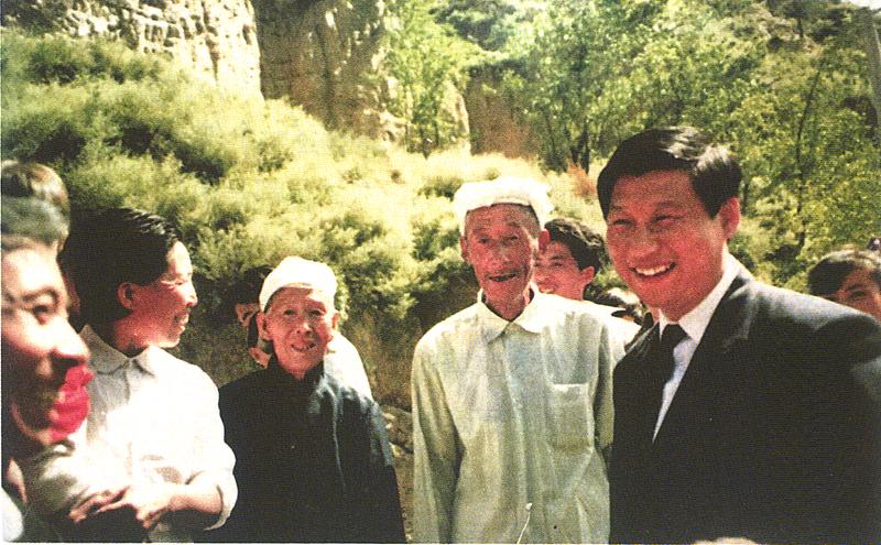 1993年9月27日，習近平回到梁家河看望鄉(xiāng)親們。