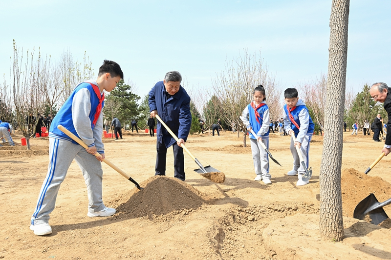 2025年4月3日，習(xí)近平總書記來到北京市豐臺區(qū)永定河畔參加首都義務(wù)植樹活動。