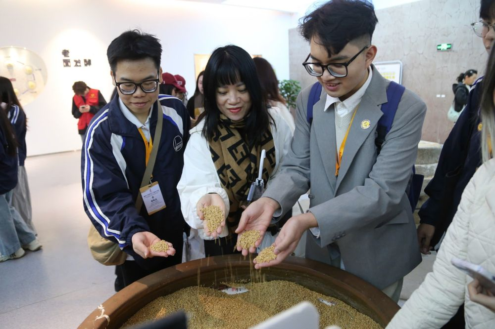 2026年3月30日，參加“紅色研學(xué)之旅”的越南青年在河北參觀新農(nóng)村建設(shè)。