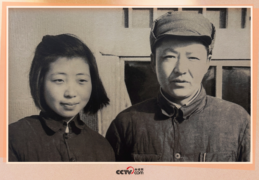 1947年初，習(xí)仲勛與齊心在延安合影。