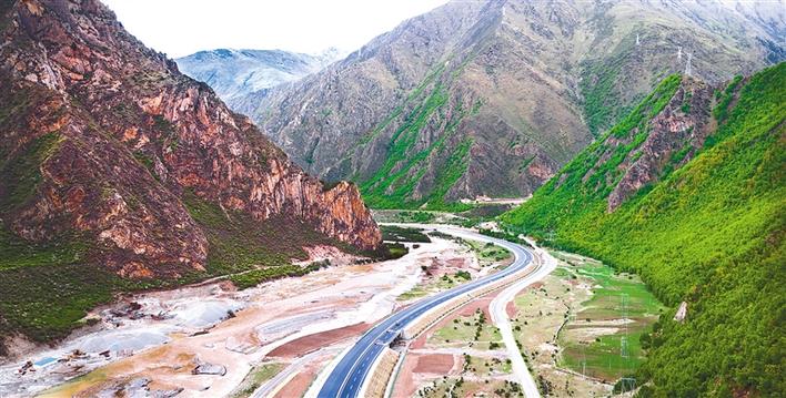 G4218林芝至拉薩高等級公路加色段在大山深處延伸。_jpg.jpg