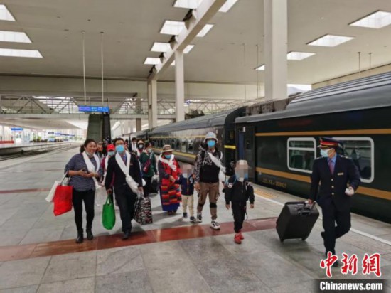 圖為拉薩車站工作人員為西藏先心病患兒和陪同人員提供“綠色”接力幫扶，并開通了專門通道，讓他們快速進(jìn)站上車。拉薩車站 供圖