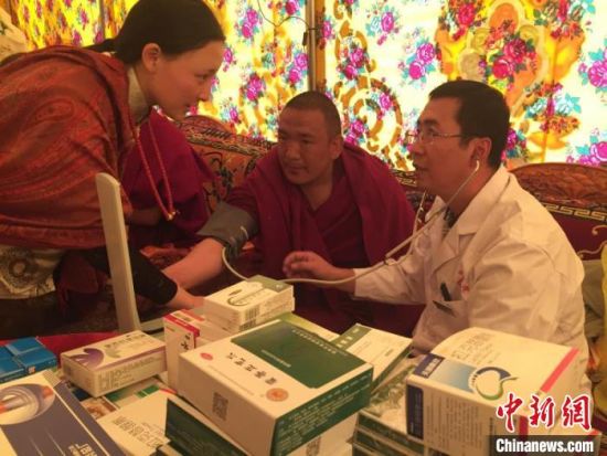 圖為馬少元(右一)在基層開展義診。青海省第四人民醫(yī)院供圖