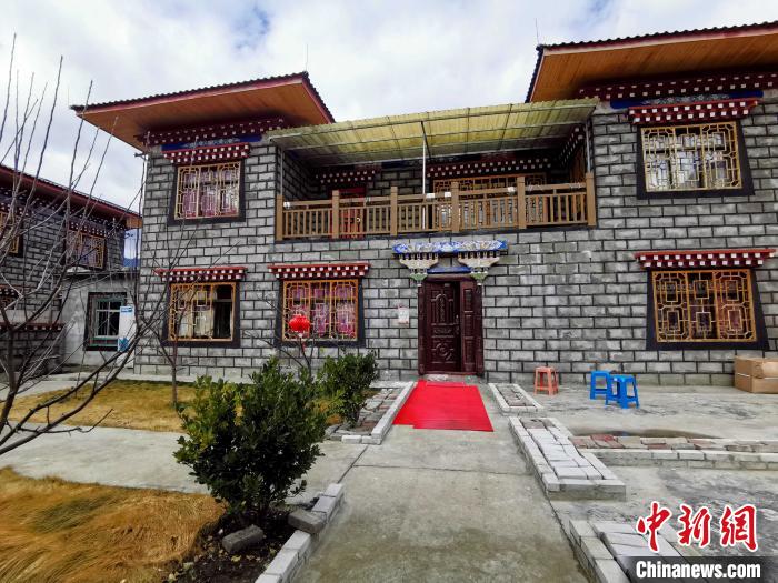 圖為林芝米林縣羌納鄉(xiāng)西嘎村村民家家戶戶發(fā)展庭院經(jīng)濟，院內(nèi)種滿了各種果樹?！≮w延 攝