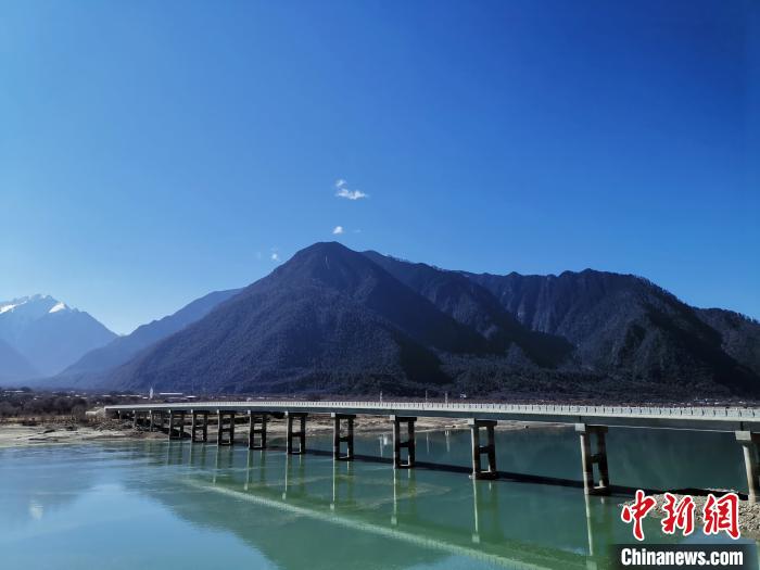 圖為現(xiàn)在已經(jīng)通車的魯霞大橋?！≮w延 攝