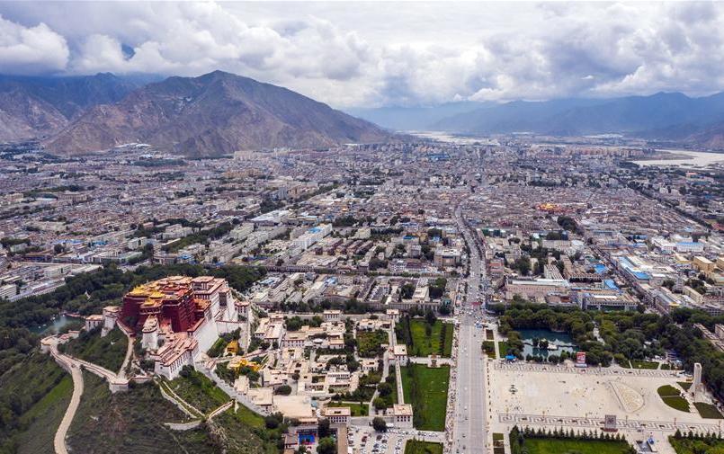 鳥瞰拉薩古城(8月10日無人機(jī)拍攝)。新華社記者 李鑫 攝.jpg