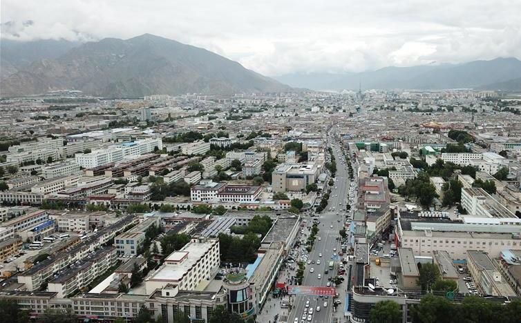 8月10日無人機拍攝的拉薩城市一景。新華社記者 王益亮 攝.jpg