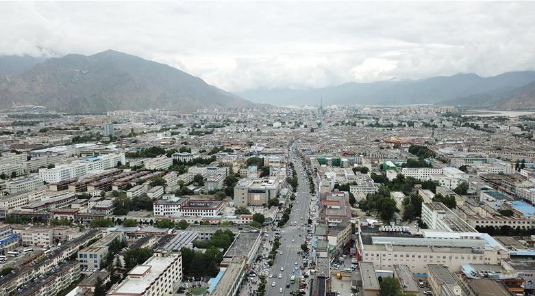 8月10日無人機(jī)拍攝的拉薩城市一景。新華社記者 王益亮 攝.jpg