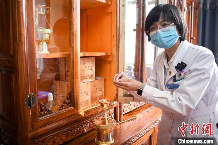 湖南中醫(yī)藥大學(xué)第一附屬醫(yī)院外治科援藏醫(yī)生譚濤介紹中醫(yī)和藏醫(yī)向結(jié)合的霍爾麥療法?！钊A峰 攝